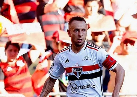 São Paulo se reúne com Rafinha, ouve planos e insiste por renovação