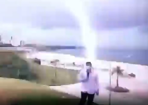 Vídeo: Clayton Pascarelli é surpreendido por raio em reportagem na Ponta Negra, em Manaus