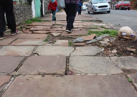 Pedestre que fraturou articulação após queda em calçada deve ser indenizada