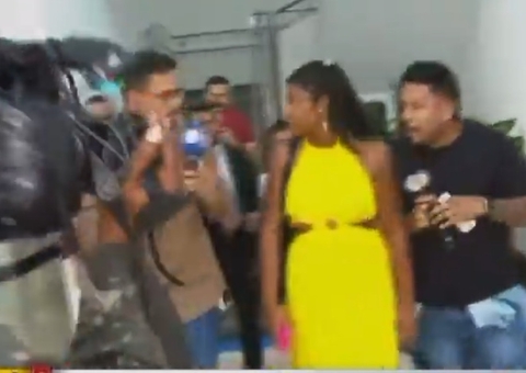 Vestido de Raquel Brito arrebenta durante saída de delegacia; vídeo