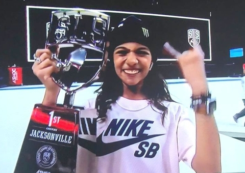 Rayssa Leal vence disputa com japonesas na Street League na última manobra