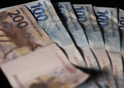 Metade dos brasileiros guarda dinheiro para gastar com amantes, revela pesquisa