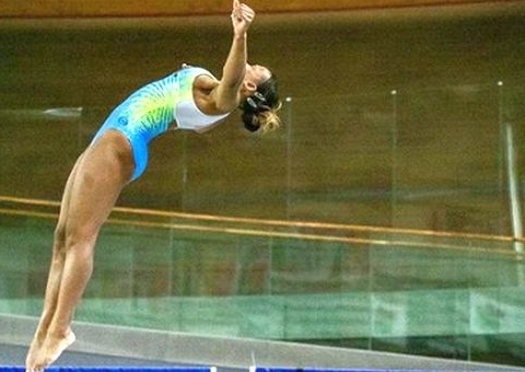 Rebeca Andrade perde equilíbrio nas barras e fica fora do pódio