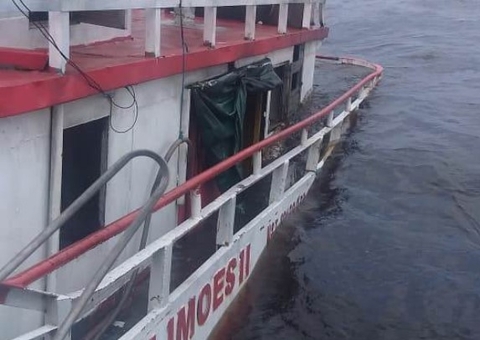 Passageiros entram em pânico após rebocador afundar e balsa ficar à deriva no Rio Negro
