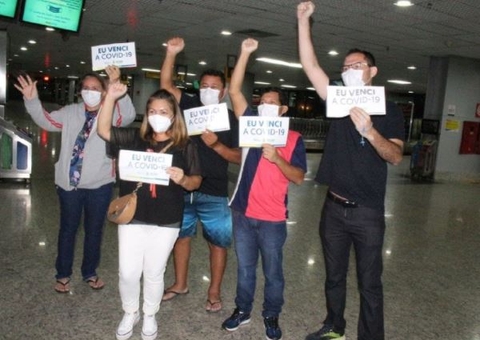 Emocionados, pacientes que venceram a covid retornam a Manaus 