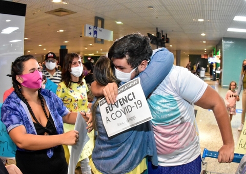 Mais sete pacientes recuperados da covid retornam a Manaus 