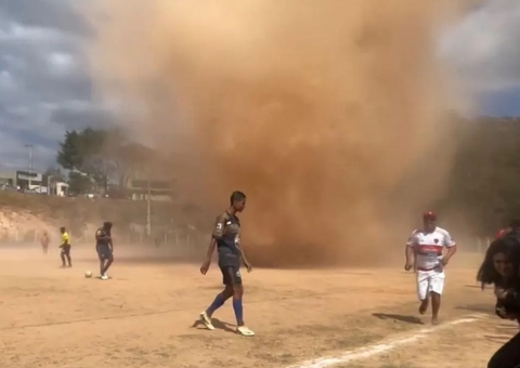 Vídeo: redemoinho invade campo e assusta jogadores de futebol durante jogo