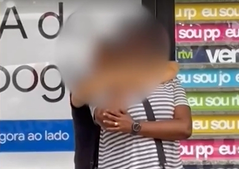 Mulher faz refém com faca no pescoço em parada de ônibus: ''A Justiça tá me vigiando"; vídeo