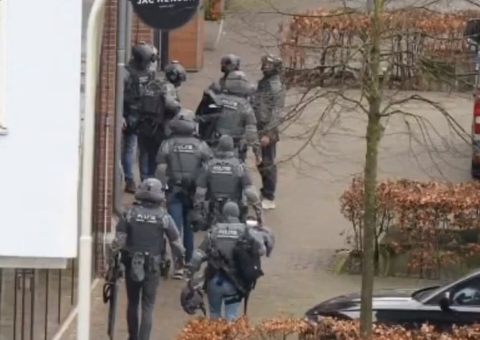 Com explosivos, homem invade estabelecimento e faz reféns na Holanda