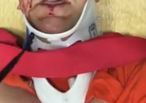 Cantor gospel Régis Danese sofre acidente e aparece sangrando em maca; vídeo