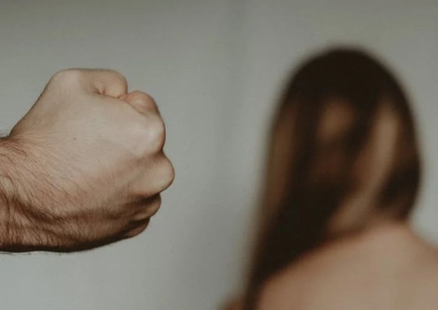 Armado com faca, homem invade casa e estupra ex-esposa em Manaus 