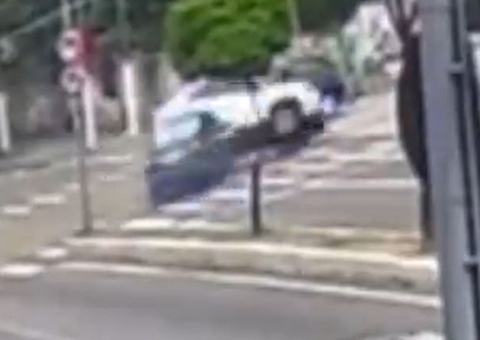 Câmeras registram momento que carro capota ao ser atingido por outro na Cachoeirinha