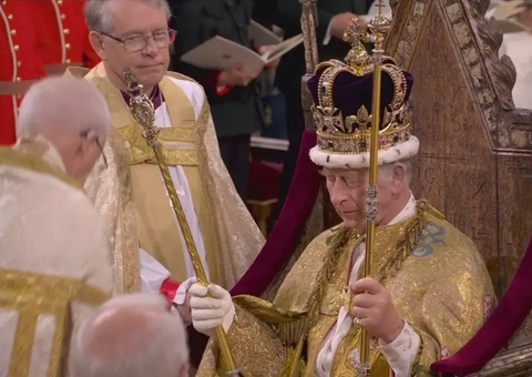 Rei Charles III é oficialmente coroado 