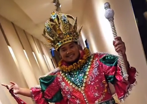 Rei Momo ficará sem andar por 2 meses após cair de carro alegórico no Sambódromo, diz amiga