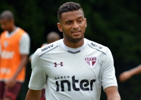 Jogador Reinaldo atropela ciclista na frente do CT do São Paulo