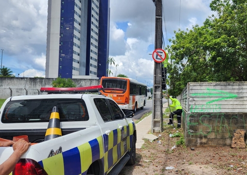 Flanelinhas são flagrados arrancando placas de proibição de estacionamento na Ponta Negra