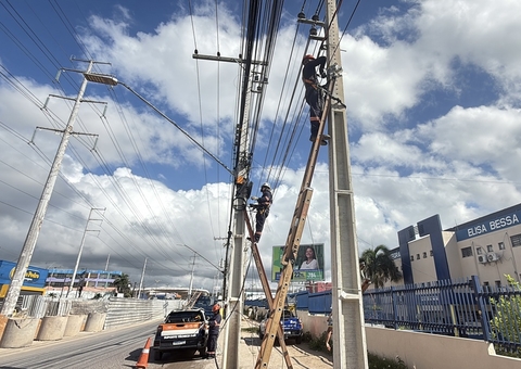 Postes de energia são remanejados durante obras do Complexo Viário Rei Pelé