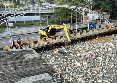 Cerca de 35 toneladas de lixo são retiradas dos rios e igarapés de Manaus