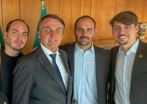 Renan leva unfollow de Carlos e Eduardo e revela que irmão favorito não é filho de Bolsonaro