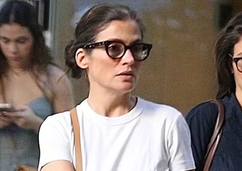 Renata Vasconcellos é clicada em passeio com a irmã gêmea no Rio