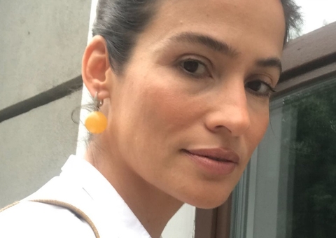 Renata Vasconcellos posta fotos raras com irmã gêmea e confunde internautas: 'quem é quem?'