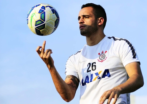 Corinthians anuncia retorno de Renato Augusto 