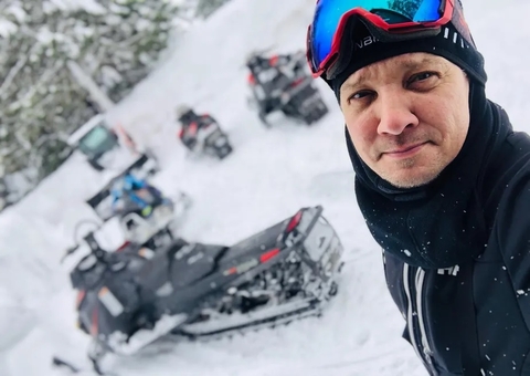 Jeremy Renner mostra veículo que quase o matou e comemora: 'Finalmente voltando pra casa' 