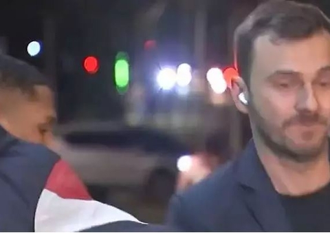 Repórter da Band quase tem celular furtado durante transmissão ao vivo