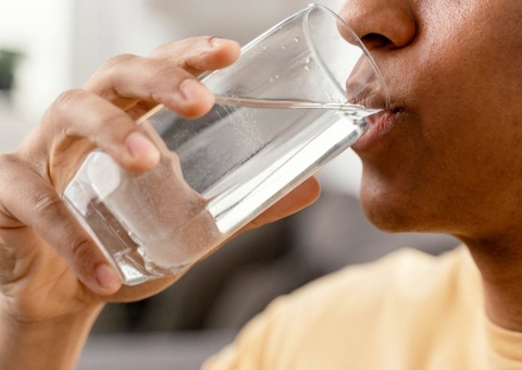 Loja de conveniência é condenada por cobrar água mineral consumida por empregado
