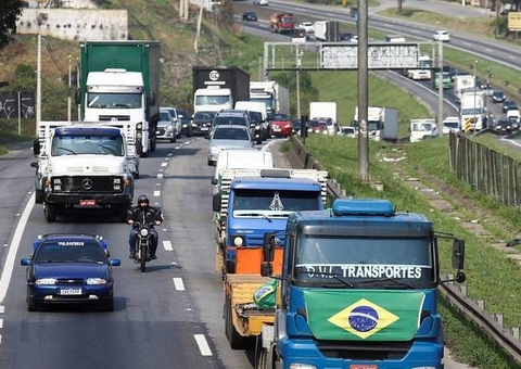 Caminhoneiros fazem paralisação nesta segunda-feira