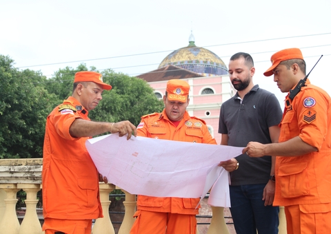 Bombeiros vistoriam fogos de artifício para show pirotécnico no Réveillon do Largo