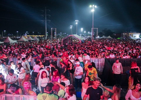 Mais de 100 mil pessoas lotaram Réveillon no Parque Amazonino Mendes em Manaus