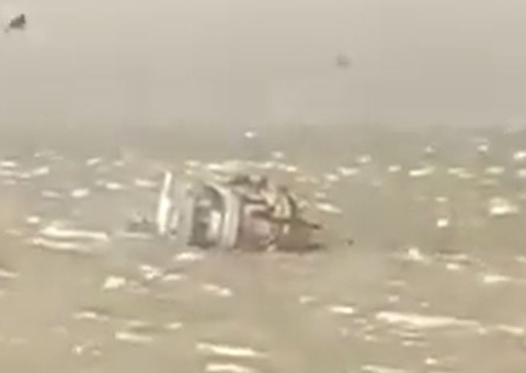 Vídeo mostra pessoas pulando de barco que naufragou durante temporal no Amazonas