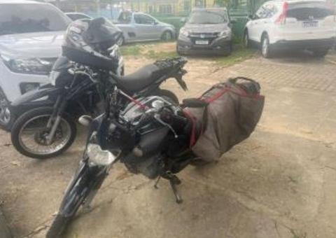 Homem é preso ao ser flagrado em moto usada para roubar placas de viaturas em Manaus
