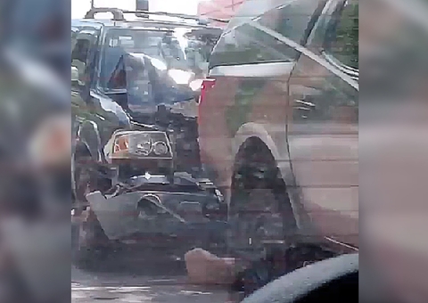 Acidente com viatura da aeronáutica deixa trânsito congestionado em Manaus; vídeo