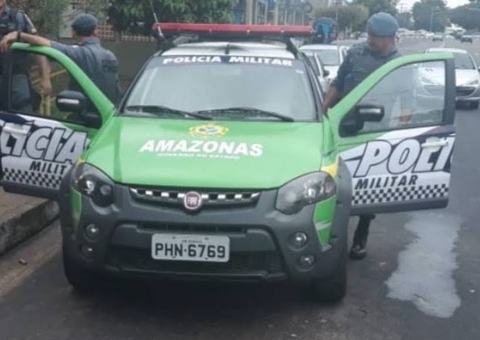 Homem é preso após tentar agredir mãe com terçado e cortar os próprios pulsos em Manaus
