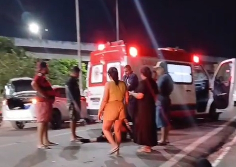 Dupla fica ferida em acidente com moto e carro na rotatória do Coroado