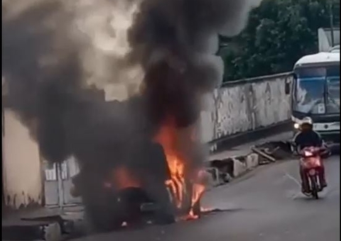 Carro é consumido por labaredas de fogo em rua de Manaus; Veja vídeo