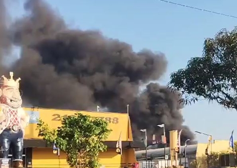 Incêndio em prédio assusta populares em avenida de Manaus, veja vídeo 