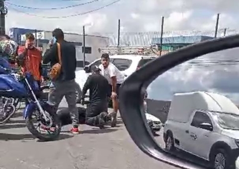 Mulher fica ferida em acidente com motocicleta em avenida de Manaus 