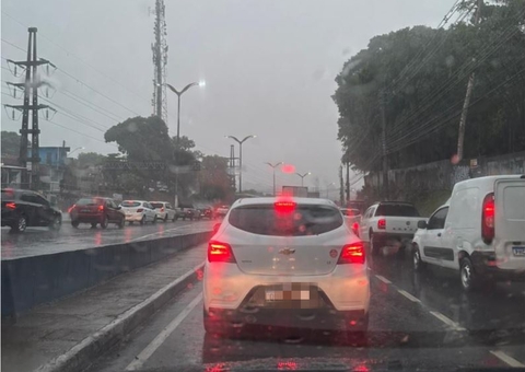 Manaus amanhece sob chuva intensa após 15 dias de calor e fumaça castigantes