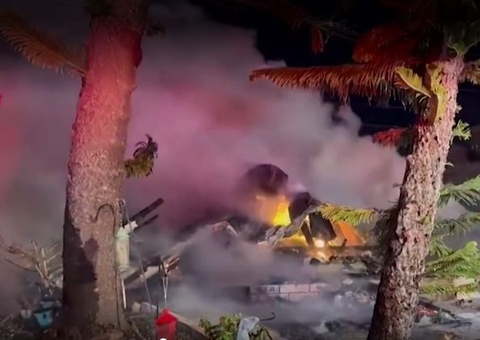 Avião cai sobre trailers residenciais e deixa rastro de morte e destruição nos EUA