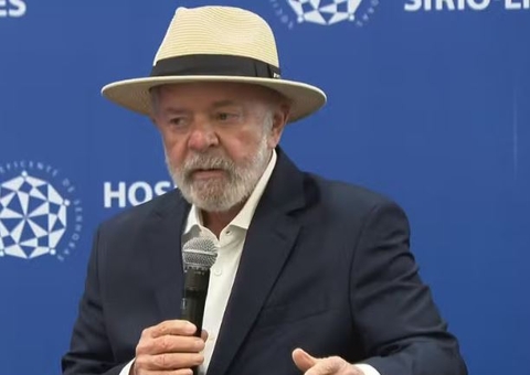 Lula recebe alta e surpreende jornalistas ao surgir em coletiva de médicos