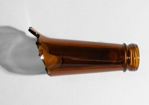 Mulher é presa por tentar matar marido a golpes de gargalo de garrafa no Jorge Teixeira