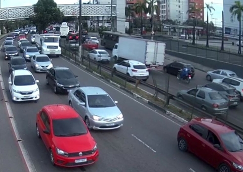 Micro-ônibus em pane mecânica trava trânsito na Av. Coronel Teixeira