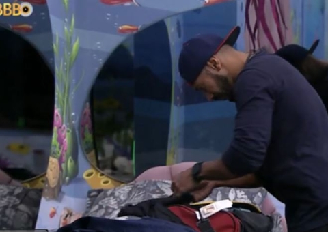 Falando sozinho em quarto, Ricardo detona Aline, Amanda e Bruna