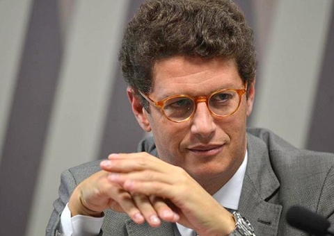 Ricardo Salles não entrega celular e desafia ordem de ministro do STF