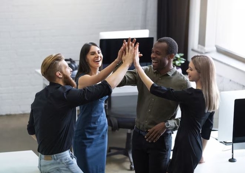 Empresas no Brasil adotam 4 dias de trabalho e produtividade aumenta