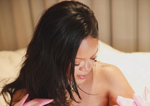 Rihanna anuncia nascimento da terceira filha e mostra rostinho da bebê