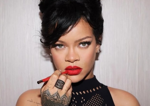 Grávida pela 3ª vez? Rihanna chama atenção no Met Gala 2025